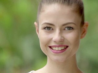 Rzadko piękno stoi nagi z jej wspaniałe otwory narażony