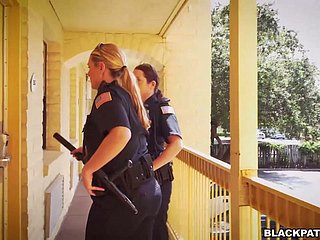 二つの警察の女性が1人のハンサム逮捕の男をファックと彼の精液を食べます