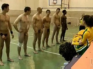 cheerleaders کی CFNM VID میں مثالی لڑکے کے لئے تلاش