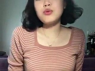 Cute Korean Girl berkelip di Kamera