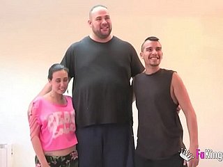 Подросток, великан и большой член! Народная порно в FAKings!