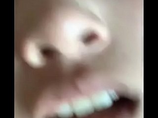 小情侣居家啪啪啪自拍嫩妹子叫声和表情好骚小伙的下弯鸡巴很个性口爆吞精