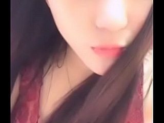 Cô gái chơi với âm hộ
