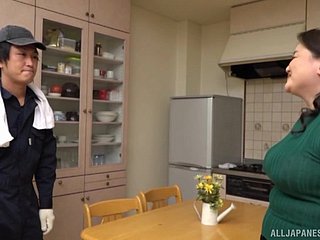 Tetas chupando y giningering de coño para tetona asiática milf sakuragi junko