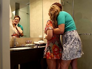 Tinggi Milf Fucks Cukup Hot Blondie dengan Palsu Boobs Madison Missina