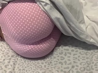 O namorado da mamãe me fodia na minha bunda virgem. Feralberryy.
