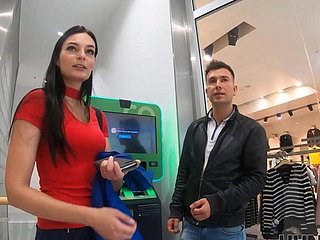 男はお金を望んでいて、仕事をしないので、彼は彼のGFをハンプさせます
