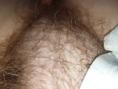 شیٹ کے تحت سیکسی نرم لاعلم بالوں والے بلی وبیش