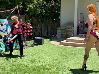 大きな戦利品の巨乳の赤毛のお母さんは、ステップソンの巨大な白いコックでペニスボールを演奏します