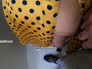 O marido gosta de ver um homem estranho para tocar a bunda grande de sua esposa em locais públicos como trens e ônibus carry through metrô metrô