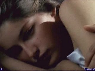 امرأة سمراء لطيفة Laetitia Casta ugdling بعد ممارسة الجنس