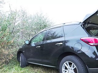 Full-grown old lady fucks in on all sides of respects holes outdoor