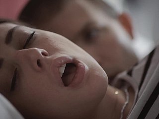 Подростка брюнетка легла со своему сводке в той же кровати и не пожалела об этом