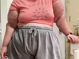 彼女の官能的な曲線を披露する恥ずかしがり屋の幸せなssbbw