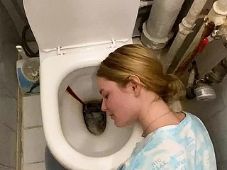 wkurzony w szkole i pieprzony mocno w twarz spermą
