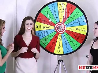 3非常にかわいい女の子がストリップスピンのゲームをプレイする