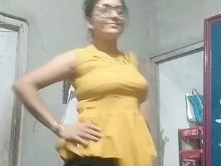 Tante anent enger Bluse, BH und Unterwäsche