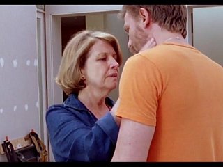 Grown-up avec un homme with an increment of jeune