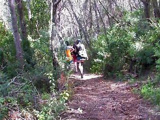 Une fois que la brune s'est éloignée dans la forêt, ils initient