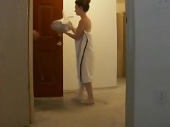 Bungler deja caer su toalla para un individuo de numbing entrega