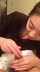 Koreanisches Mädchen spielt mit einem kleinen erbärmlichen koreanischen Schwanz