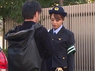 痴女警官ああ吉沢は車の後ろで叩かれます