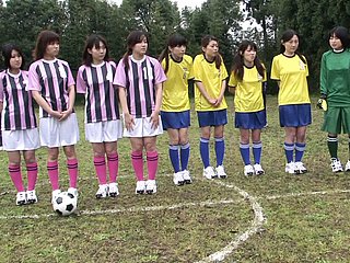 Asiatisches fussballtraining artet zur harten sexorgie aus
