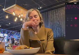 Diversión pública en vestuarios y restaurantes con exuberante vibrador a apply remoto