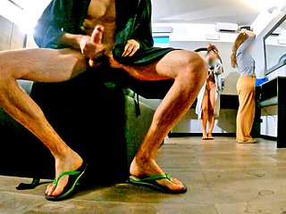 Aventura de baño mixto: segunda parte de la aventura, polla parpadeante para las dos perras y corrida realmente enorme