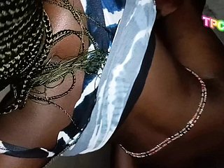 Schwarzes Paar aus dem Kongo macht Liebe und Hardcore-Sex in einer Ecke eines Kirchenhauses