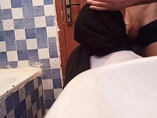 ثم، بحمل ثقيل، دخل عليّ نضح ولقيط