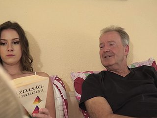 Dziadek z wielkim kutasem rucha małą cipkę nastolatki z otwartymi ustami