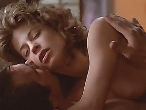 Chilling down in the mouth Linda Hamilton nue dans une scène torride