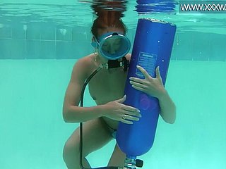 Une beauté hongroise baise un gode sous l'eau