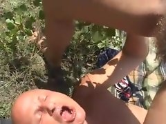 老女は、屋外を小便します