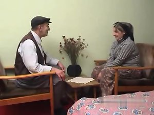 Yasli AMCA turbanli karisini sikiyor (التركية)