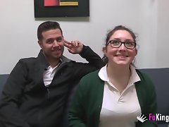 Nieuw Schandaal! Ze loopt weg substitute for school