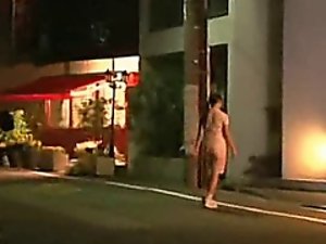 충격 Teengirl는 뒤뜰에서 모색