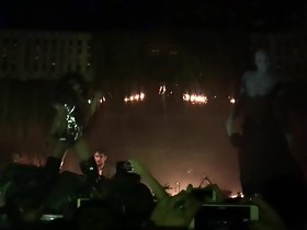 Penyanyi seksi berbulu telanjang publik atas panggung dj klub konser nos 2