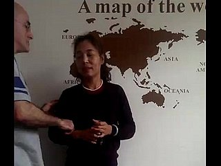Hombre americano y su esposa copulate y un niño chino tres filas Dongguan