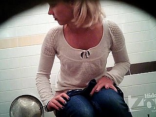 Geslaagde voyeurvideo overconfidence het toilet. Uitzicht vanaf de foppish camera's.