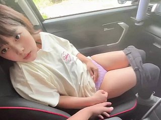 Sepasang kekasih yang tidak tahan dengan bau badannya yang menyengat setelah bekerja paruh waktu dan berhubungan seks di dalam mobil.