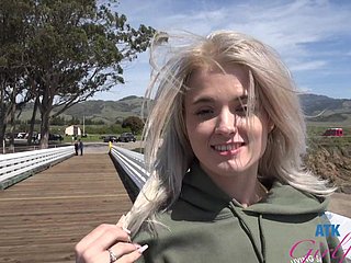 Outdoors layman flick of wizened tow-haired Nicole Nichols pleasantry