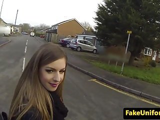 英国のふしだらな女は警察の車の中でpolicemansコックを吸います