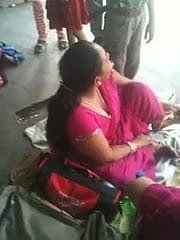 Große Brüste Indian MILF auf einem Bahnhof 2 (o) (o)