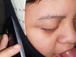 malay- awek tudung hisap sambil telpon