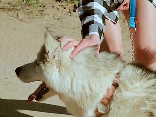 Güzel Genç köpek ile bir yürüyüş yapıyor