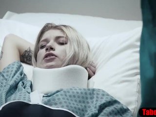 医師は患者にスポンジバス、膣プローブを提供します