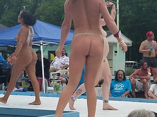 Go Go gadis telanjang di Nudes sebuah Poppin 2019