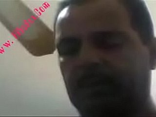 سكس مصري عمدة ينيك مصرية من بزازها